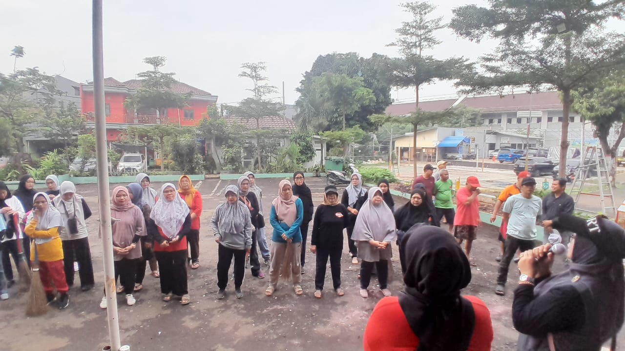 Grebek kerja Bakti bersama Ibu-ibu warga RW 012